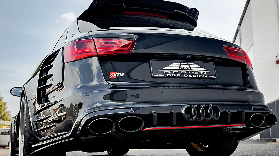 Der Audi RS 6 Avant von G&B Design statisch von schräg hinten fotografiert; der Fokus liegt auf dem üppigen Diffusor und der vierflutigen Auspuffanlage.