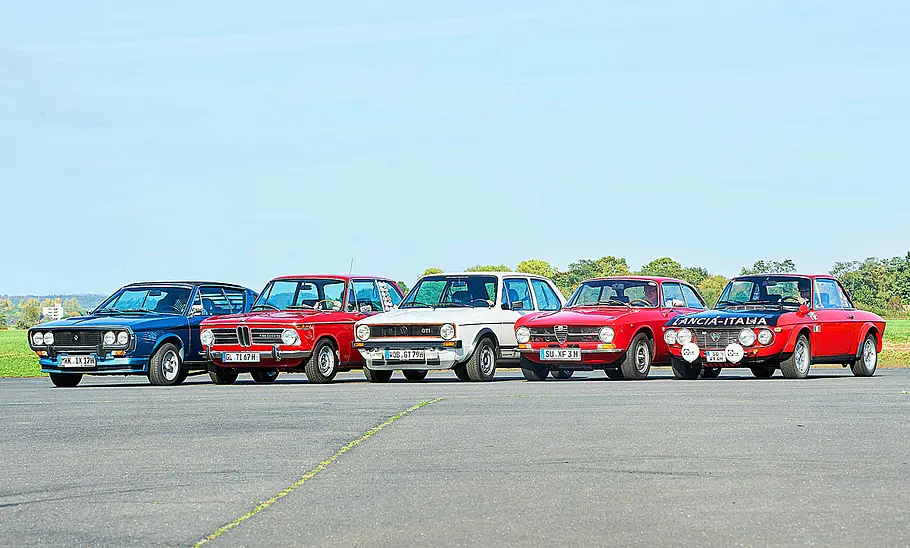 Renault 17 TS/BMW 1600 ti/VW Golf GTI/Alfa Romeo 1600 GT Junior/Lancia Fulvia HF stehen nebeneinander
