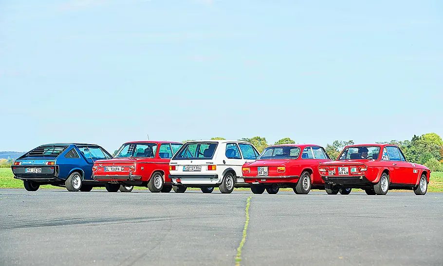 Renault 17/BMW 1600/VW Golf/Alfa Romeo GT/Lancia Fulvia stehen nebeneinander