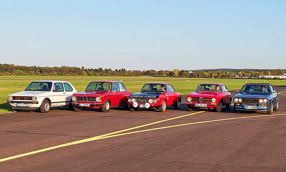 VW Golf GTI/BMW 1600 ti/Lancia Fulvia HF/Alfa Romeo 1600 GT Junior/Renault 17 TS fahren nebeneinander