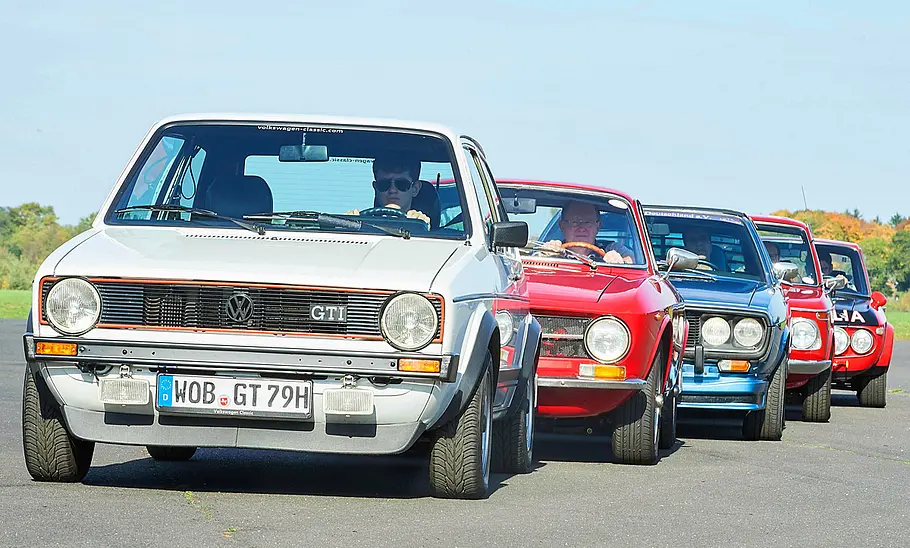 VW Golf/Alfa Romeo GT/Renault 17/BMW 1600/Lancia Fulvia fahren hintereinander