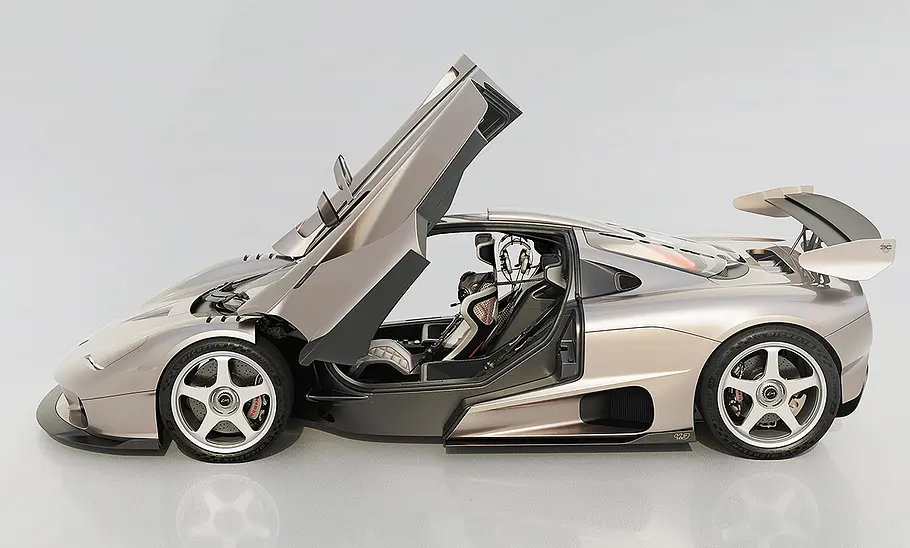 Blick von der Seite auf den Supersportler Gordon Murray S1 LM (2025), der seine Schmetterlingstüren geöffnet hat.