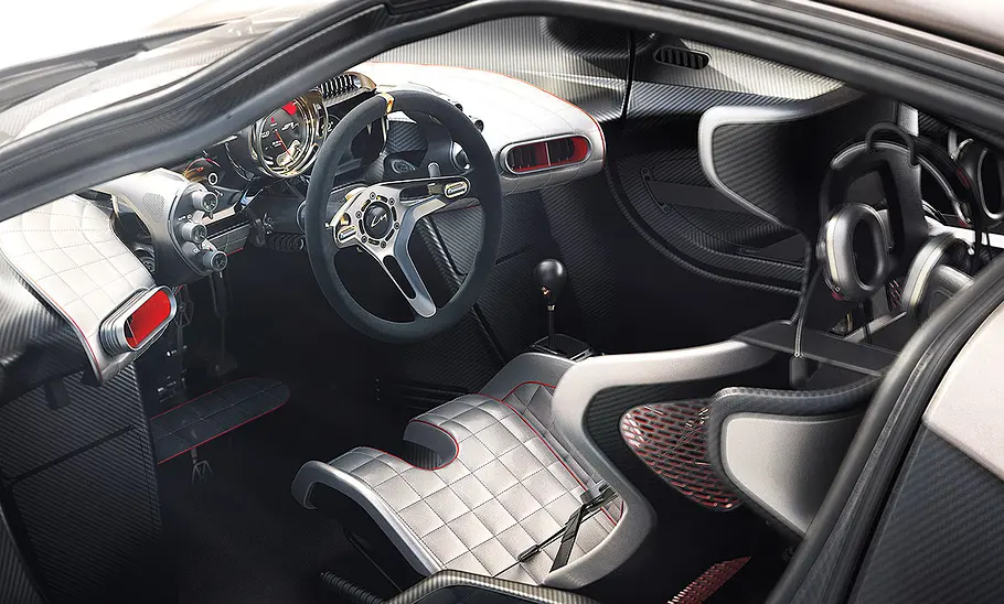 Blick auf die Armaturen im Innenraum des Gordon Murray S1 LM (2025).