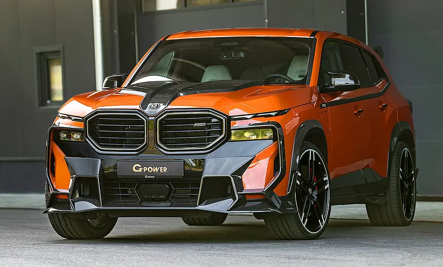 Blick von schräg vorne auf den BMW XM von G-Power.