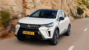 Der Mitsubishi Grandis (2025) fährt auf einer Passstraße, fotografiert von vorne schräg. - Foto: Mitsubishi Der Mitsubishi Grandis (2025) fährt auf einer Passstraße, fotografiert von vorne schräg. - Foto: Mitsubishi