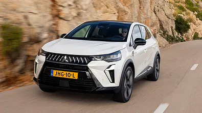 Der Mitsubishi Grandis (2025) fährt auf einer Passstraße, fotografiert von vorne schräg. - Foto: Mitsubishi