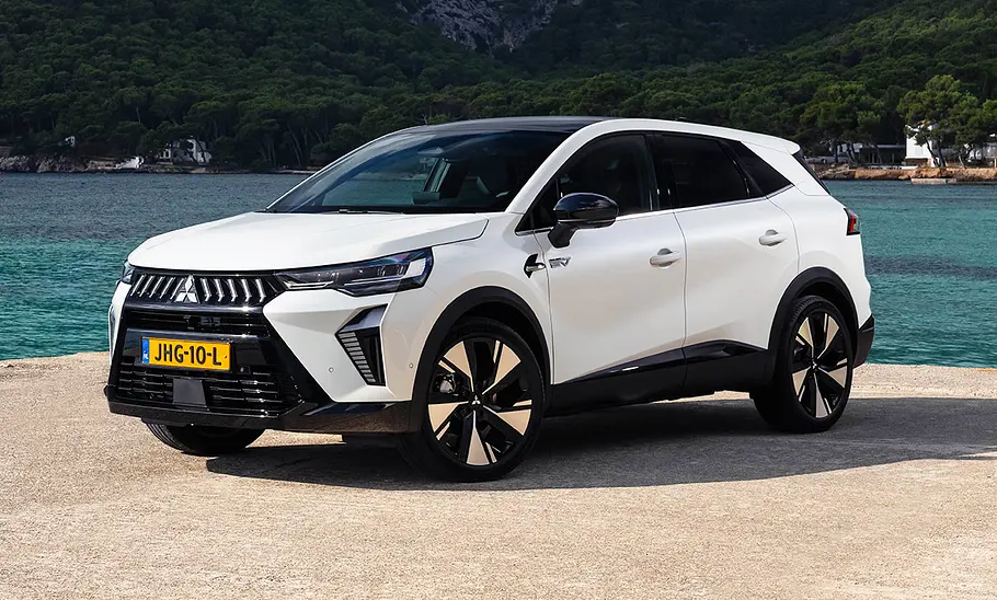 Der Mitsubishi Grandis (2025) steht auf einem Steinsteg und wurde von vorne schräg fotografiert.