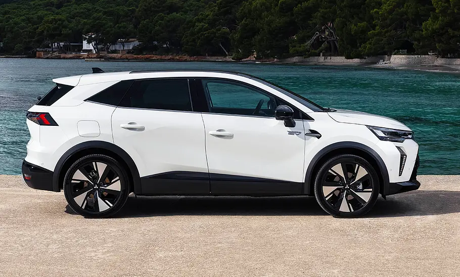 Der Mitsubishi Grandis (2025) steht auf einem Steinsteg und wurde seitlich fotografiert.