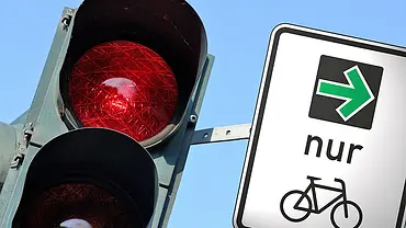 Änderung der StVO: Grüner Pfeil nur für Radfahrer - Foto: BauerStock/AUTO ZEITUNG