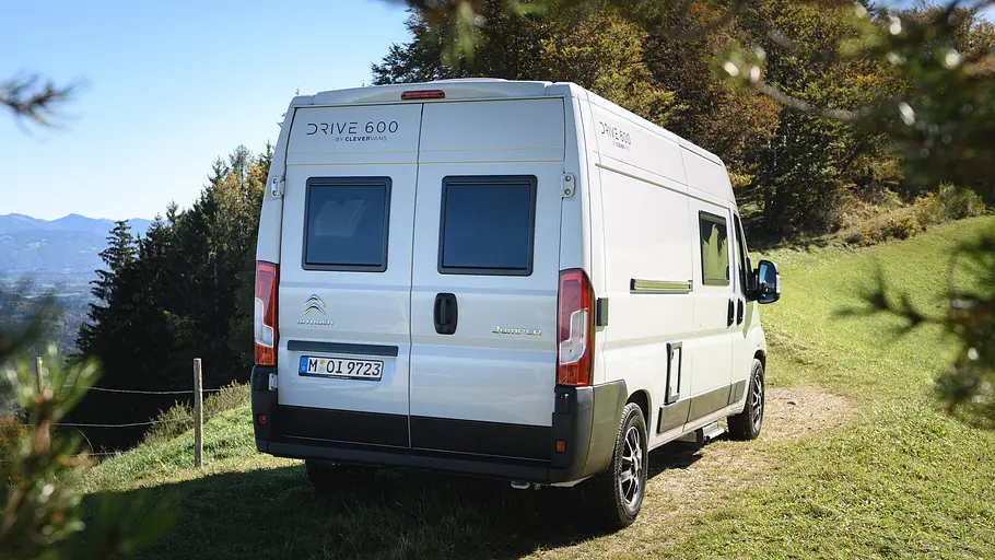 Die Außenaufnahme zeitg den Clever Vans Drive 600 Kids von schräg hinten auf einer Wiese.