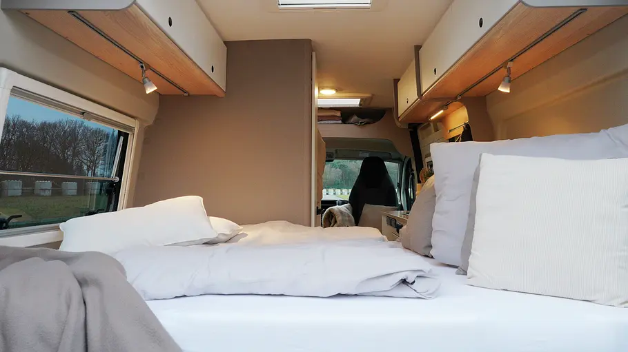 Die Innenaufnahme zeigt das Bett des LMC Innovan Pure 600.