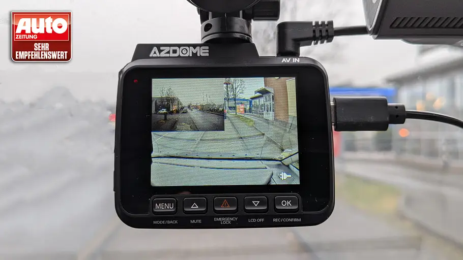 Azdome Dashcam im Test Azdome Dashcam im Test, fotografiert tagsüber auf einer Straße.