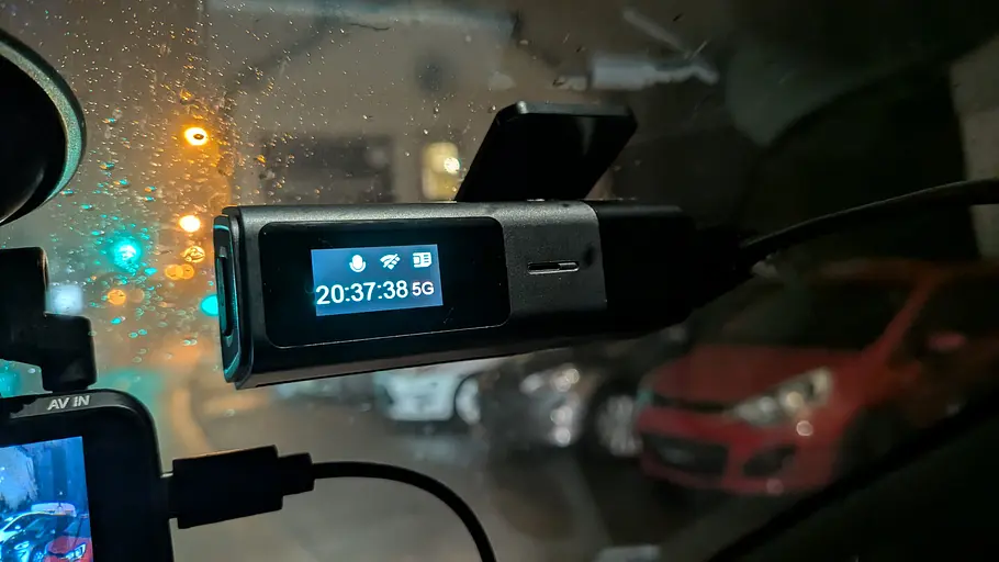 Navycrest Dashcam im Test Navycrest Dashcam im Test, fotografiert nachts von hinten.