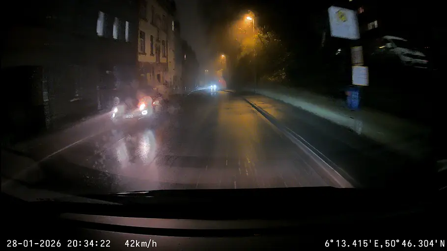 70mai Dashcam im Test Bild der 70mai Dashcam im Test, fahrend fotografiert bei Nacht und Gegenverkehr.