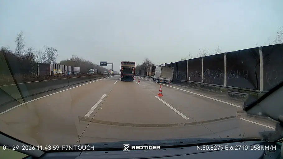 Redtiger Dashcam im Test Redtiger Dashcam im Test, fahrend fotografiert auf der Autobahn.