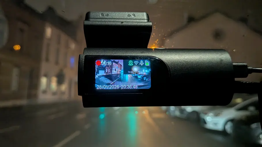 GKU Dashcam im Test GKU Dashcam im Test, fotografiert nachts von hinten.
