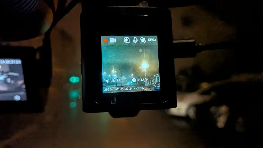 Baseus Dashcam im Test Baseus Dashcam im Test, fotografiert nachts von hinten.