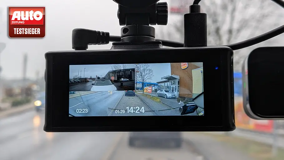 Redtiger Dashcam im Test Redtiger Dashcam im Test, fotografiert von hinten auf nasser Straße.
