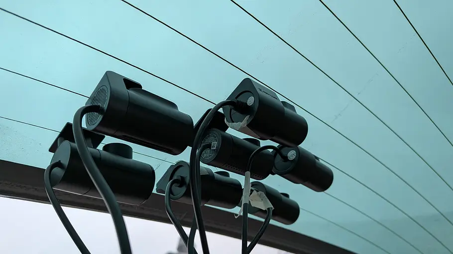 Günstige Dashcams im Test Dashcams fürs Heck im Test, fotografiert von unten.