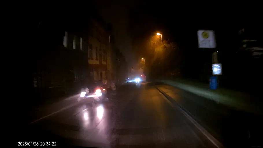 Navycrest Dashcam im Test Bild der Navycrest Dashcam im Test, aufgenommen während der Fahrt nachts.