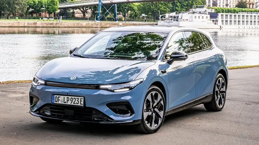 Der Leapmotor B05 steht an einem Flussufer, von vorne fotografiert.