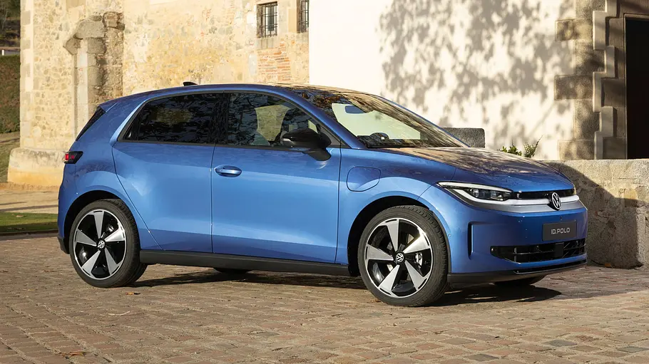 VW ID. Polo Der VW ID. Polo steht vor einem Haus, von vorne rechts fotografiert.