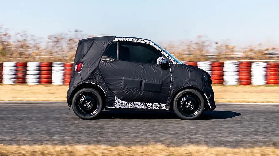 Smart #2 Der Smart #2 fährt als Erlkönig auf einer Teststrecke, von rechts fotografiert.