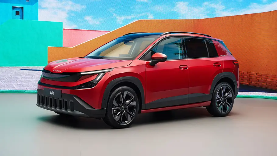 Der Skoda Epiq steht vor bunt gefärbten Wänden, von vorne links fotografiert.