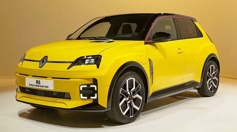Der Renault 5 E-Tech Electric steht in Studioumgebung, von vorne links fotografiert.