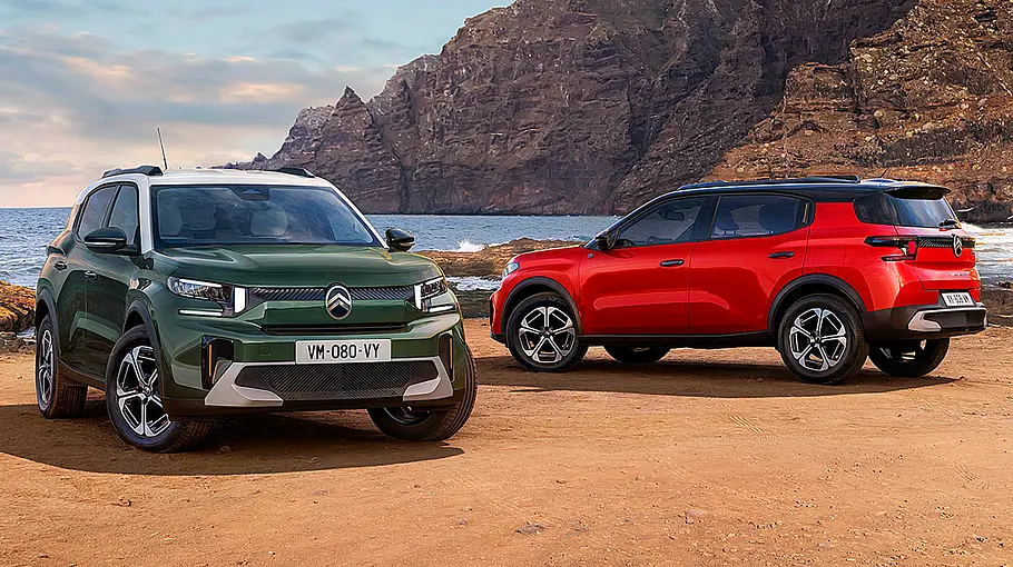 Citroën ë-C3 Aircross in grün von vorne und rot von hinten vor einem See und Bergen.