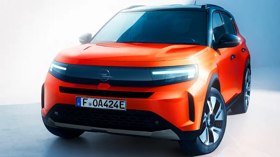 Der Opel Frontera Electric steht in Studioumgebung, von vorne fotografiert.