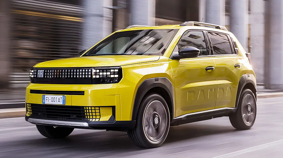 Der Fiat Grande Panda (2025) fahrend von schräg vorne.