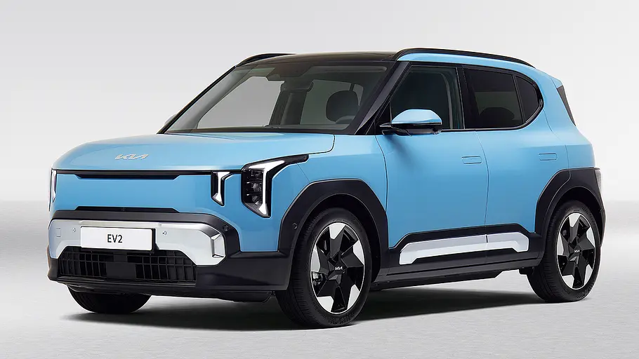 Der Kia EV2 steht in Studioumgebung, von vorne links fotografiert.