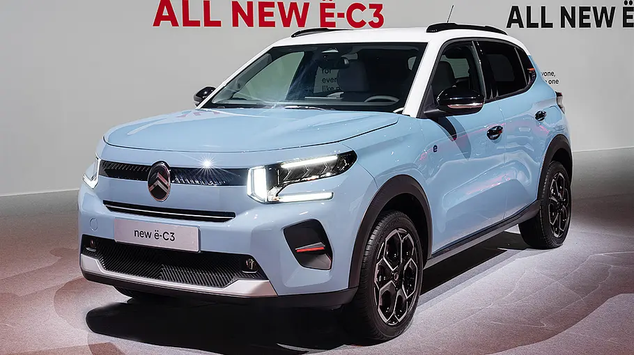 Der Citroën ë-C3 steht in Studioumgebung, statisch von vorne links fotografiert.