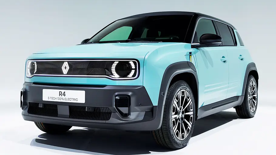 Renault 4 E-Tech Electric steht in Studioumgebung, von vorne links fotografiert.