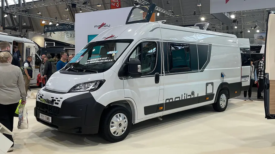 Günstige Einstiegsmodelle auf der CMT 2026 Der Malibu Van Relax auf der CMT 2026 von schräg vorne links.