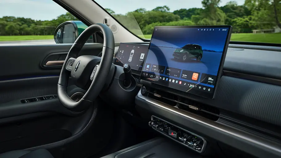 GWM-Ora-5-Hybrid-Fahrbericht Cockpit eines Ora 5 Hybrid mit großem Touchscreen.
