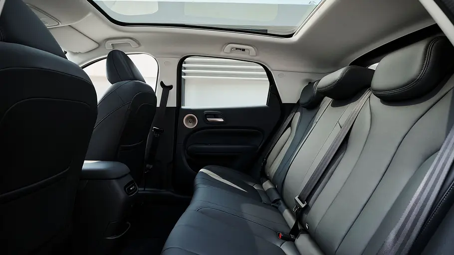 GWM-Ora-5-Hybrid-Fahrbericht Die Rücksitze eines Ora 5 Hybrid mit Panoramaglasdach.