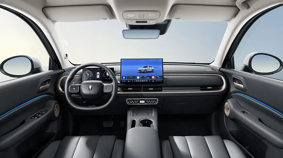GWM-Ora-5-Hybrid-Fahrbericht Cockpit eines Ora 5 Hybrid mit großem Touchscreen.