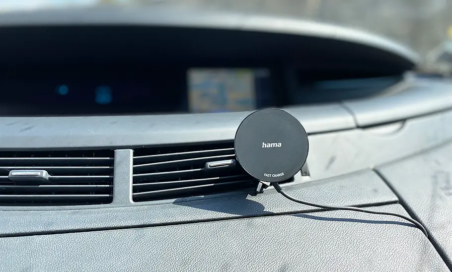 Hama MagCharge Car FC15 im Test Der Hama MagCharge Car FC15 ist angebracht am Lüftungsgitter, ohne Handy.