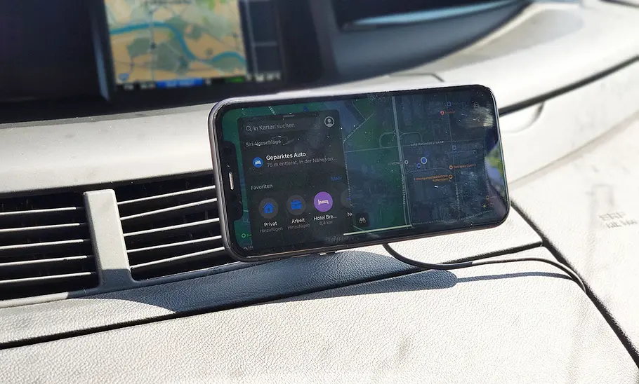 Hama MagCharge Car FC15 im Test Der Hama MagCharge Car FC15 ist angebracht am Lüftungsgitter, mit waagerecht angebrachtem Handy.