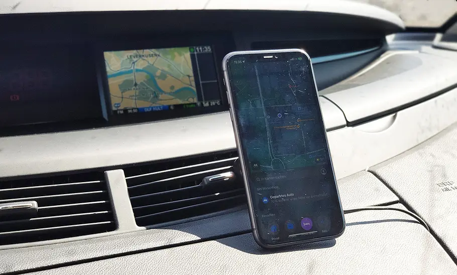 Hama MagCharge Car FC15 im Test Der Hama MagCharge Car FC15 ist angebracht am Lüftungsgitter, mit senkrecht stehendem Handy.