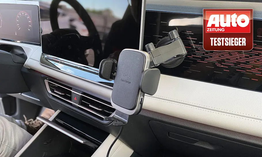 Hama Wireless Car Charger im Test Der Hama Wireless Car Charger am Armaturenbrett eines VW Tiguan, ohne Handy.