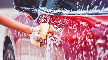Handwäsche Auto - Foto: iStock/Sasiistock