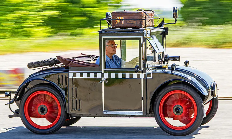 Der Hanomag 2/10 PS Kommissbrot fahrend seitlich.