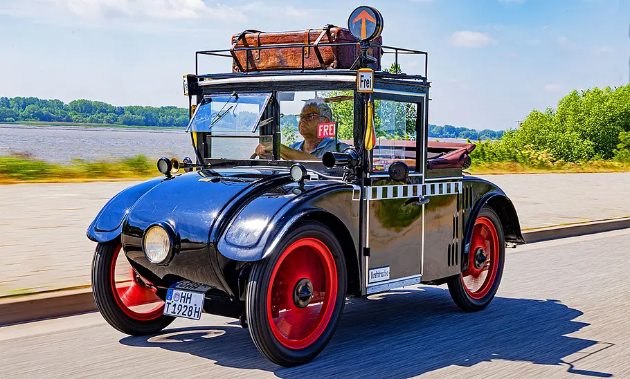 Der Hanomag 2/10 PS Kommissbrot fahrend von vorne.