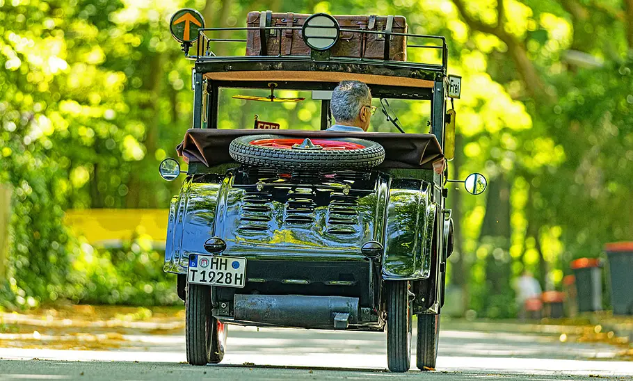Der Hanomag 2/10 PS Kommissbrot fahrend von hinten.