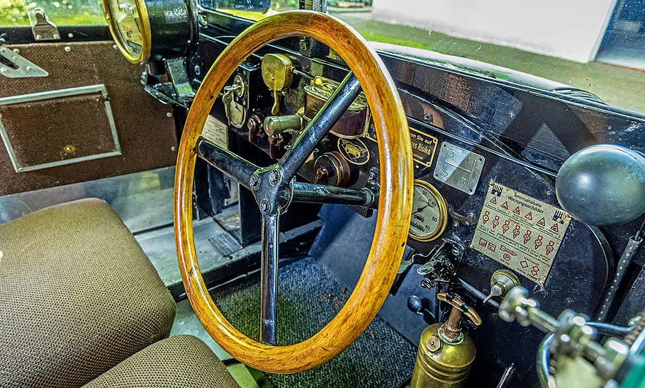 Das Cockpit des Hanomag 2/10 PS Kommissbrot.
