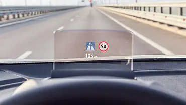 Detailaufnahme eines Head-up-Displays, während der Fahrt fotografiert. - Foto: Imago Detailaufnahme eines Head-up-Displays, während der Fahrt fotografiert. - Foto: Imago