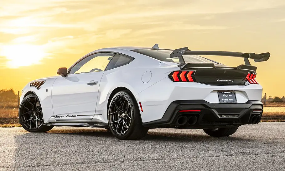Blick von schräg hinten auf den Hennessey Mustang Dark Horse Super Venom.